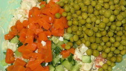 Рецепт оливье с форелью и красной икрой