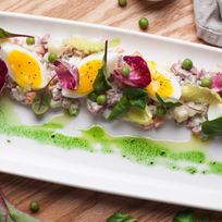 Рецепт Оливье с копченой говядиной и листьями салата