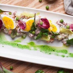 Рецепт Оливье с копченой говядиной и листьями салата