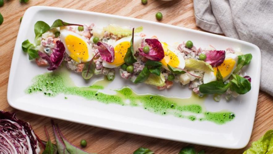 Рецепт оливье с копченой говядиной и листьями салата