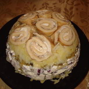 Рецепт Оливье с омлетными рулетиками