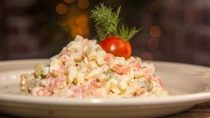 Рецепт Оливье со слабосоленой семгой