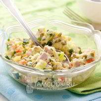 Салат Оливье с колбасой и свежим огурцом