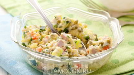 Рецепт Салата Оливье с колбасой и свежим огурцом