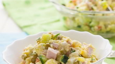 Рецепт салата оливье с колбасой и свежим огурцом