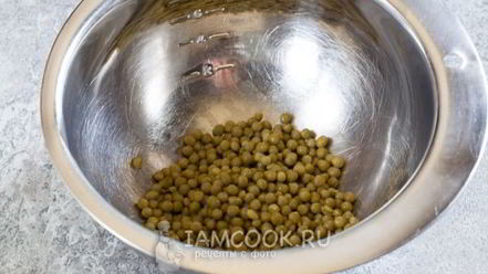 Рецепт салата оливье с колбасой и свежим огурцом