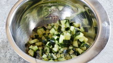 Рецепт салата оливье с колбасой и свежим огурцом