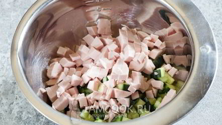 Рецепт салата оливье с колбасой и свежим огурцом