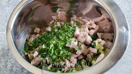 Рецепт салата оливье с колбасой и свежим огурцом