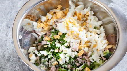 Рецепт салата оливье с колбасой и свежим огурцом