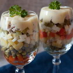 Рецепт Салата Оливье с курицей под соусом айоли