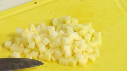 Рецепт салата оливье с раковыми шейками