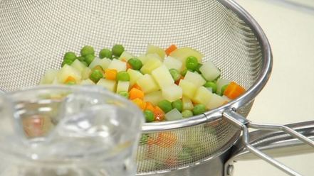 Рецепт салата оливье с раковыми шейками