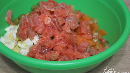 Рецепт салата оливье с семгой и красной икрой