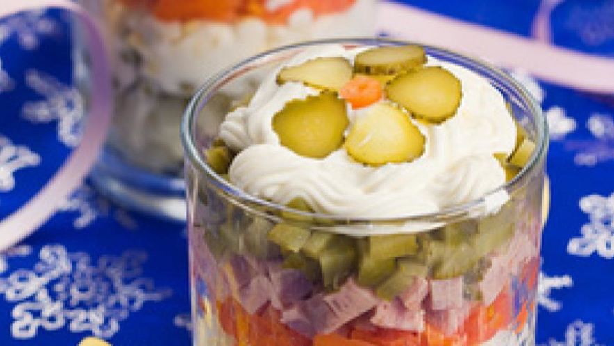 Рецепт салата оливье , сервированный в стакане