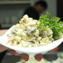 Салат оливье со свининой