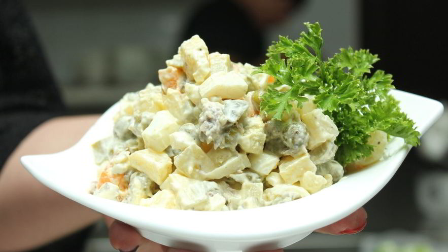 Рецепт салата оливье со свининой