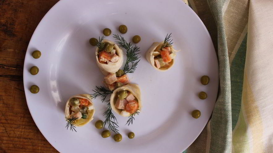 Рецепт салата оливье в майонезном блинчике