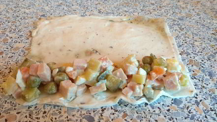 Рецепт салата оливье в майонезном блинчике