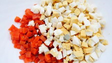 Рецепт современного оливье с авокадо