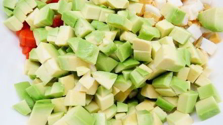 Рецепт современного оливье с авокадо