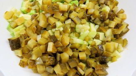 Рецепт современного оливье с авокадо