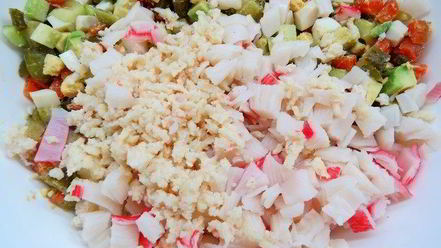 Рецепт современного оливье с авокадо