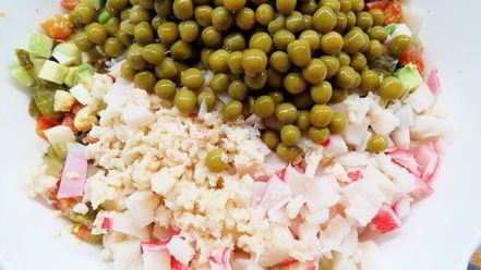 Рецепт современного оливье с авокадо