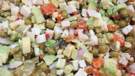 Рецепт современного оливье с авокадо