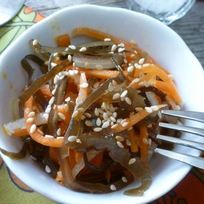 Острый салат из морской капусты и моркови