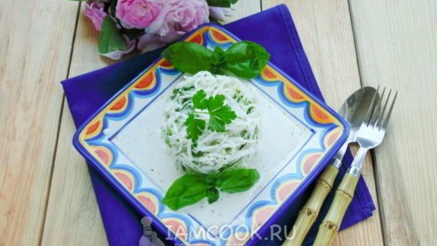 Рецепт салата из дайкона со сметаной