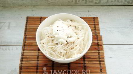 Рецепт салата из дайкона со сметаной
