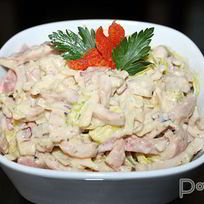 Рецепт Салата из кальмаров с сыром и орехами