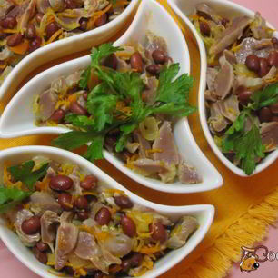 Рецепт Салата из куриных желудочков с фасолью