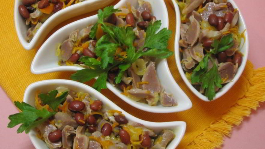 Рецепт салата из куриных желудочков с фасолью