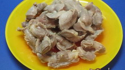 Рецепт салата из куриных желудочков с фасолью