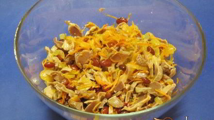 Рецепт салата из куриных желудочков с фасолью