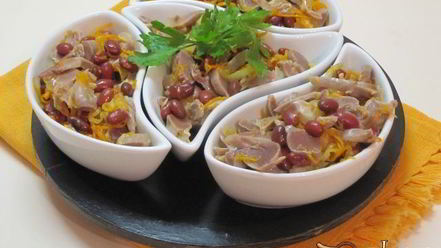 Рецепт салата из куриных желудочков с фасолью