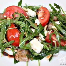 Рецепт Салата из помидор с рукколой, фетой и сухарями