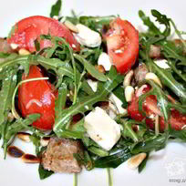 Салат из помидор с рукколой, фетой и сухарями