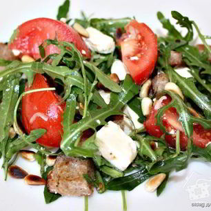 Рецепт Салата из помидор с рукколой, фетой и сухарями