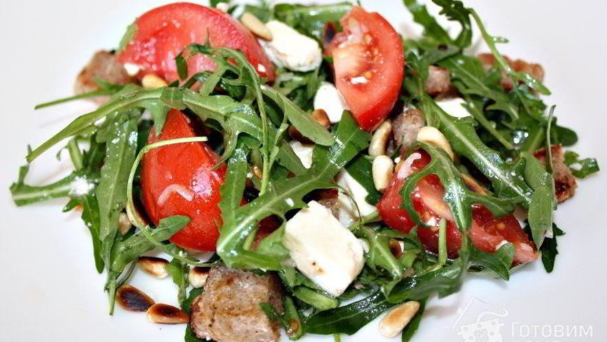 Рецепт салата из помидор с рукколой, фетой и сухарями