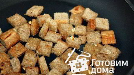 Рецепт салата из помидор с рукколой, фетой и сухарями