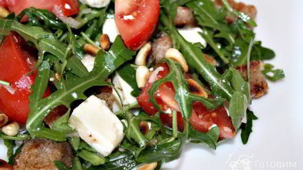 Рецепт салата из помидор с рукколой, фетой и сухарями