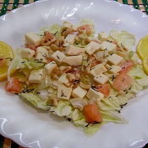 Рецепт Салата из слабосоленой красной рыбы