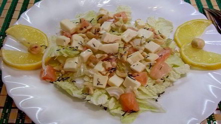 Рецепт салата из слабосоленой красной рыбы