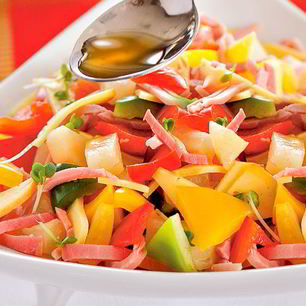 Рецепт Салата из трех перцев с окороком и сыром