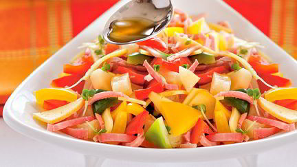 Рецепт Салата из трех перцев с окороком и сыром