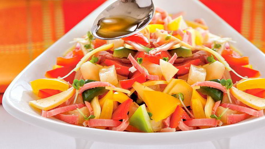 Рецепт салата из трех перцев с окороком и сыром