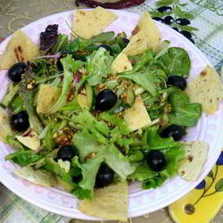 Рецепт Салата из зелени с оливками